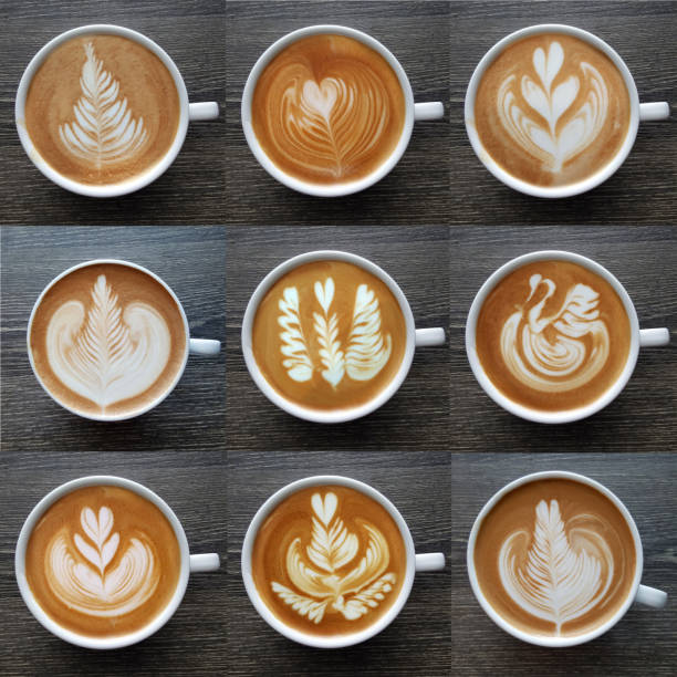 vista superior das canecas de latte art café sobre fundo de madeira. - coffee latté cappuccino art - fotografias e filmes do acervo