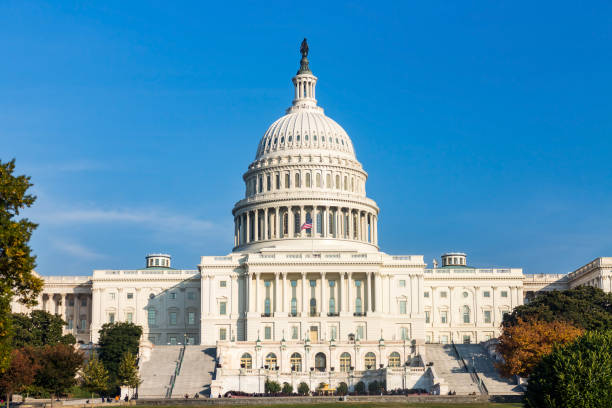 die united states capitol builing an einem sonnigen tag. - flag of washington stock-fotos und bilder