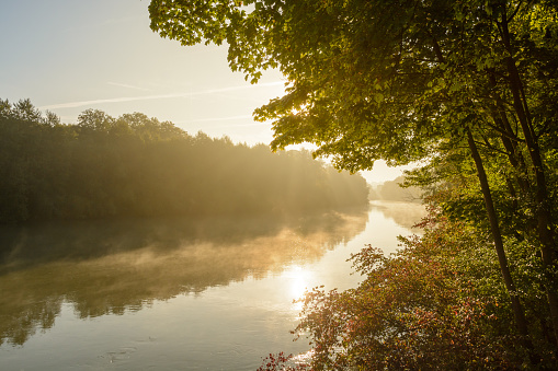 Parches de niebla flotando sobre el agua del río Marne en el amanecer photo