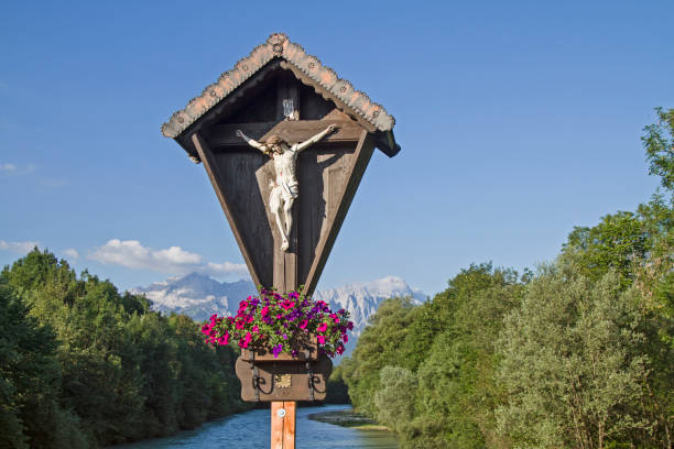 나무 십자가와 wetterstein 보��기 - european alps mountain crucifix zugspitze mountain 뉴스 사진 이미지