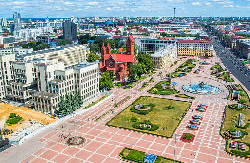 Edificio del Parlamento Gobierno blanco y estatua de Lenin en la Plaza de la independencia en Minsk, Bielorrusia photo