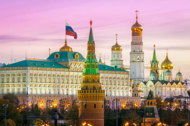 cúpulas del kremlin de moscú - kremlin fotografías e imágenes de stock