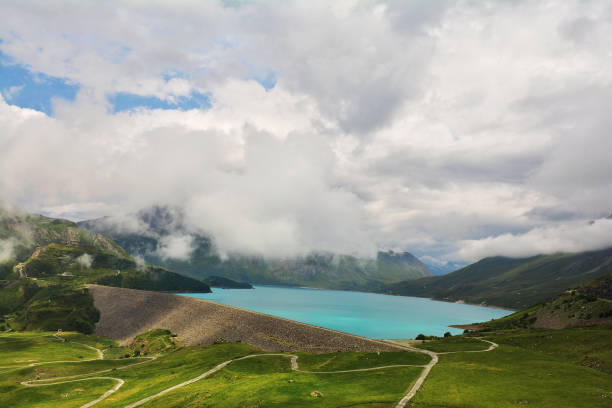 lac du mont-cenis et barrage français alpes - water surface european alps mountain valley photos et images de collection