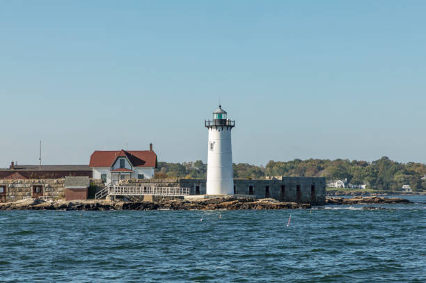 portsmouth harbor lighthouse et fort constitution state historic site vue en été, new hampshire, é.-u. - fort point historic site photos et images de collection