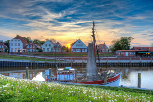 el puerto de greetsiel al atardecer. - friesland fotografías e imágenes de stock