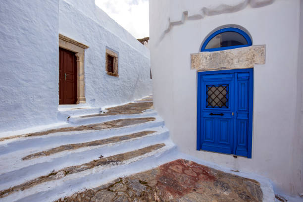 amorgos town street - nodoby imagens e fotografias de stock