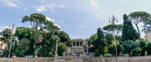 ローマの女神の噴水(フォンタナ・デッラ・デア・ディ・ローマ)は、イタリアの「デイ・ポポロ」で、町の広場から見た - trevi fountain rome fountain panoramic ストックフォトと画像