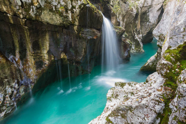 river canyon - water surface european alps mountain valley photos et images de collection