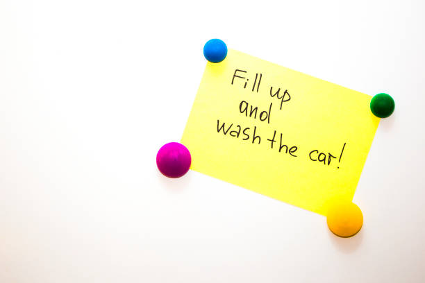 istock Fridge note with the reminder: Fill up and wash the car! 857585332