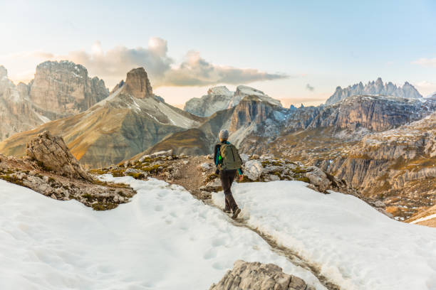 mujer sola trekking en el camino de la montaña - tourism panoramas winter travel locations fotografías e imágenes de stock