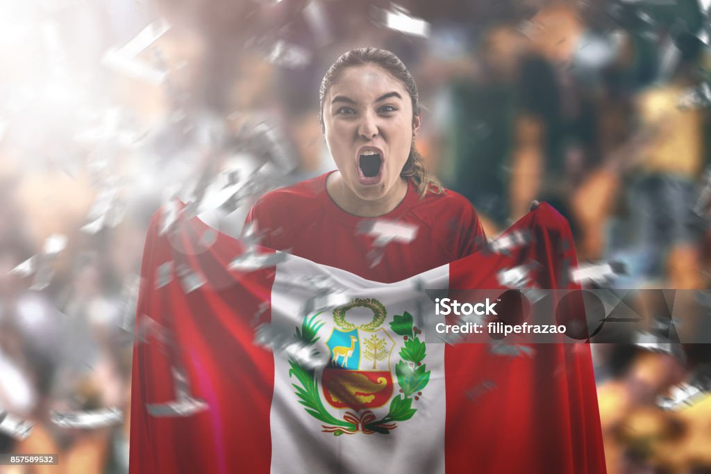 Ventilador femenino peruano sostiene la bandera nacional - Foto de stock de Perú libre de derechos