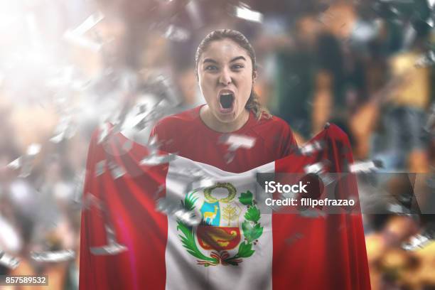 Ventilador Femenino Peruano Sostiene La Bandera Nacional Foto de stock y más banco de imágenes de Perú