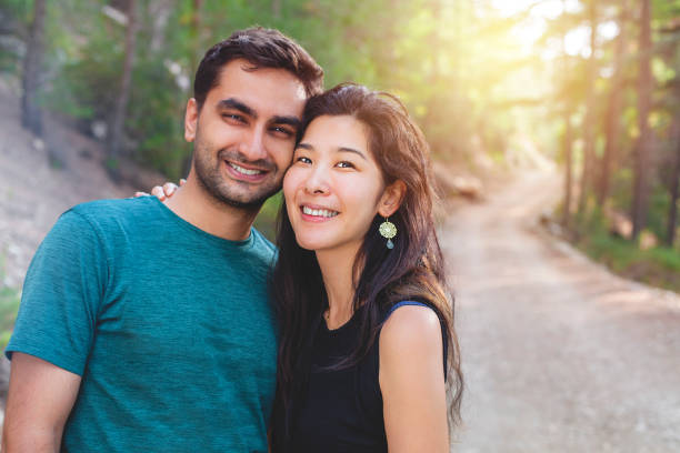 jeune femme japonaise et indienne homme couple - japanese ethnicity women asian and indian ethnicities smiling photos et images de collection