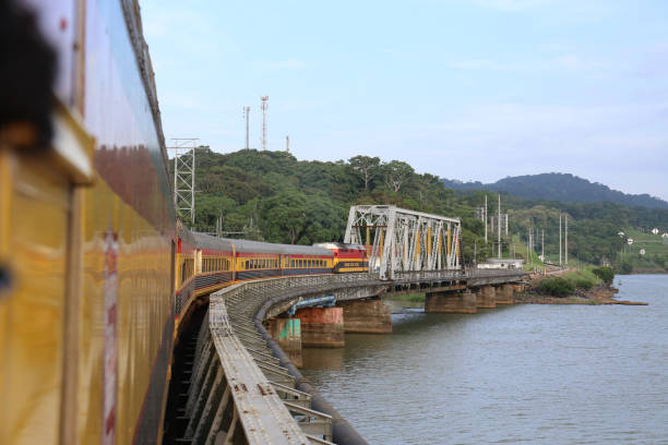 panama canal railway, pociąg przez most, kanał panamski maj 2015 - panama canal panama canal panama city zdjęcia i obrazy z banku zdjęć