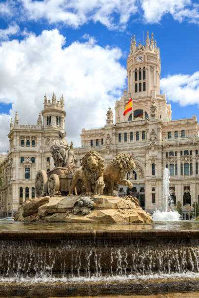 cibeles-brunnen auf der plaza de cibeles in madrid - spain flag built structure cloud stock-fotos und bilder