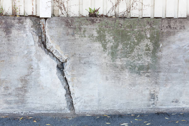 istock Big crack concrete wall outdoors 857675112