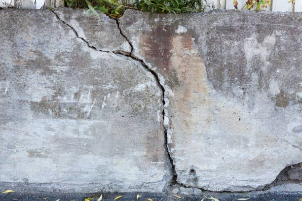 istock Big crack concrete wall outdoors 857677218