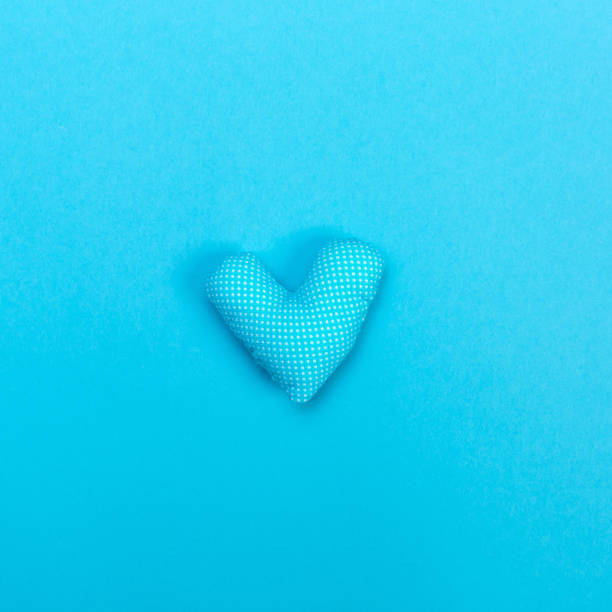 cuscini cardiaci fatti a mano su blu - cushion pillow heart shape multi colored foto e immagini stock