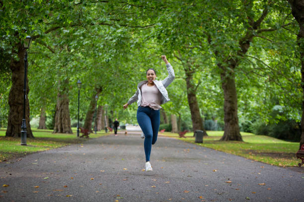 saltando para la alegría - battersea park fotografías e imágenes de stock