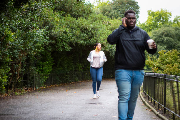 自分の携帯電話と私のコーヒー公園を散策 - battersea park ストックフォトと画像