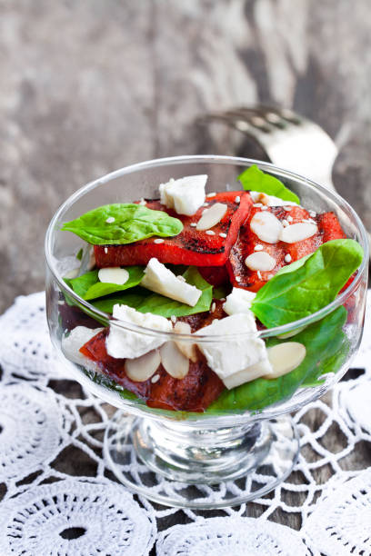 insalata con anguria alla griglia e feta con foglie di basilico e spinaci - doily freshness raw sweet food foto e immagini stock