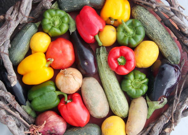 panier de fruits colorés et légumes - market raw potato fruit basket photos et images de collection