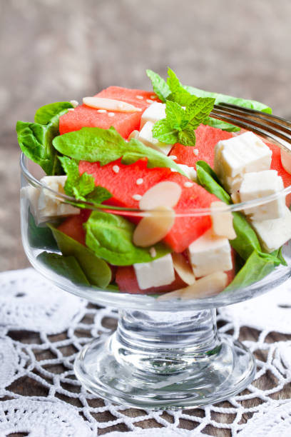 insalata con anguria fresca e feta con foglie di basilico e spinaci - doily freshness raw sweet food foto e immagini stock