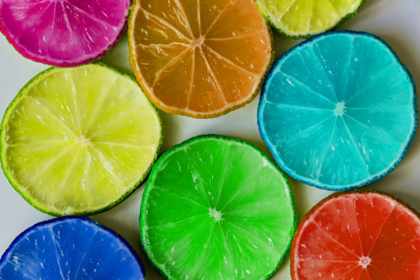 paleta de cores de fatias de limão, colorido com as cores do arco-íris. inspiração da natureza, apropriada para textura e fundo. conceito de saúde. - lemon textured peel portion - fotografias e filmes do acervo