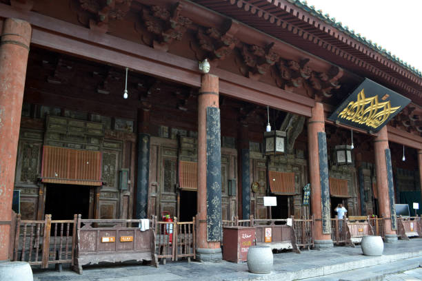 la vista intorno alla grande moschea di xi'an, considerata uno dei luoghi più importanti per i musulmani cinesi in cina - china xian contemporary built structure foto e immagini stock