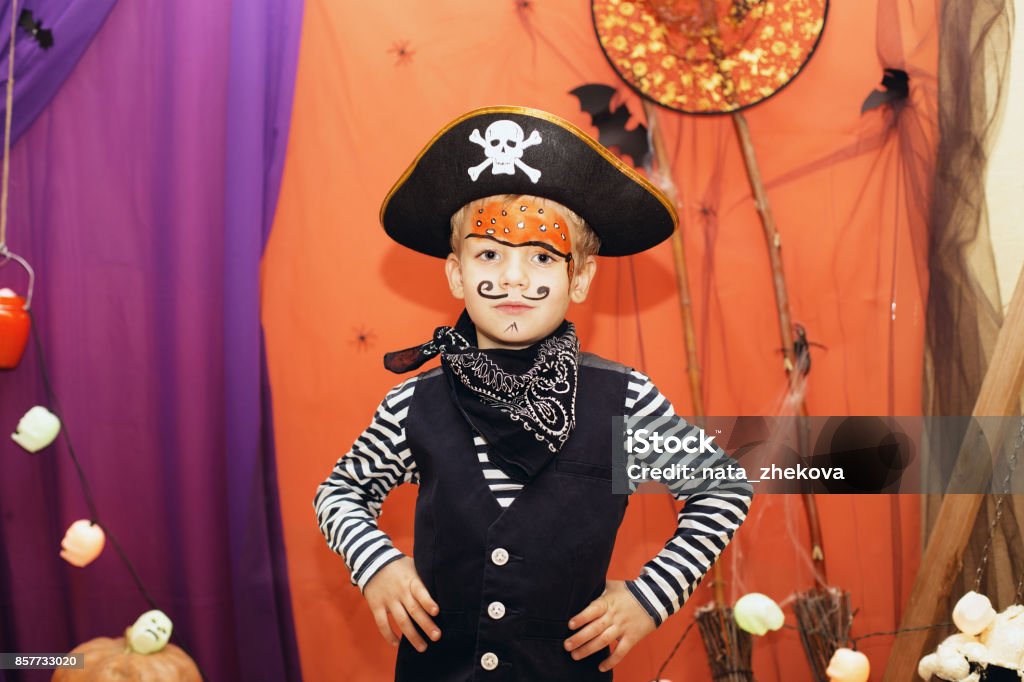 Un Niño En Un Traje De Pirata Y Un Maquillaje En El Rostro Es Pasar Un Buen  Rato En La Fiesta De Halloween Foto de stock y más banco de imágenes de