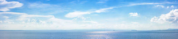 晴れた日に雲とパノラマの美しい海景。 - 水平線 ストックフォトと画像