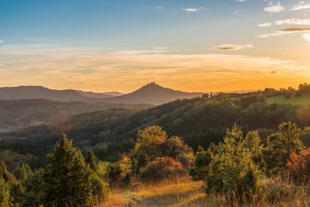 pôr do sol no outono com vista para o castelo de hohenzollern-sigmaringen, alemanha - montanhas suábias - fotografias e filmes do acervo