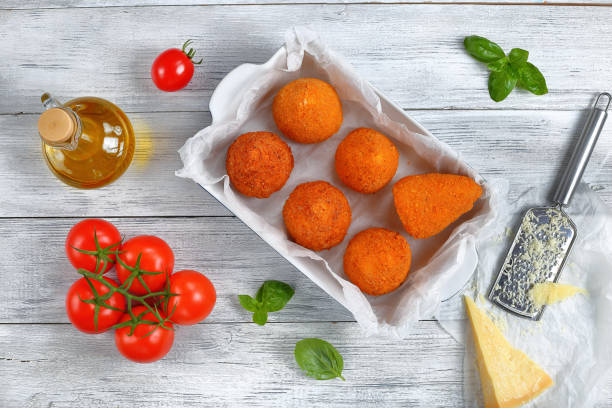 arancini oder reis kegel gefüllt mit fleisch - parmesan cheese risotto rice basil stock-fotos und bilder