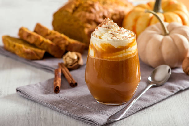pumpkin spice latte, hot coffee drink with pumpkins and pumpkin cake bread, healthy autumn dessert food - latté pumpkin spice coffee imagens e fotografias de stock