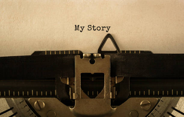 text my story auf retro-schreibmaschine getippt - typewriter storytelling fairy tale book stock-fotos und bilder