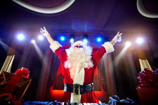 engraçado santa dj mistura em feixes de luz música. - santa claus audio - fotografias e filmes do acervo