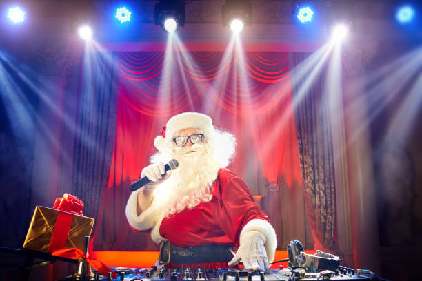 funny santa dj mixes dans les poutres de la musique légère. - santa claus audio photos et images de collection