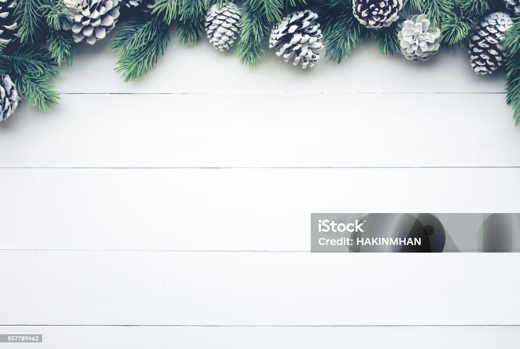 Abeto de Navidad con decoración de rama de pino en madera blanca. - Foto de stock de Navidad libre de derechos