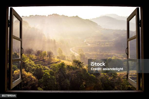 Paesaggio Natura Vista Sfondo Vista Dalla Finestra In Una Meravigliosa Vista Sulla Natura Paesaggistica Con Terrazze Di Riso E Spazio Per Il Tuo Testo A Chiangmai Thailandia Indocina - Fotografie stock e altre immagini di Finestra