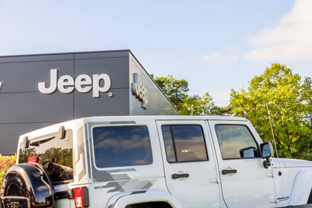 ジープのロゴ サイン スタンド ノーザンプトン工業団地 - editorial sports utility vehicle car jeep ストックフォトと画像