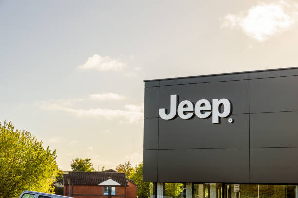 jeep logo teken staan northampton industrial estate - jeep stockfoto's en -beelden