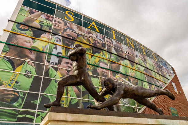 northampton saints rugby clube monumento no franklin gardens - northamptonshire - fotografias e filmes do acervo