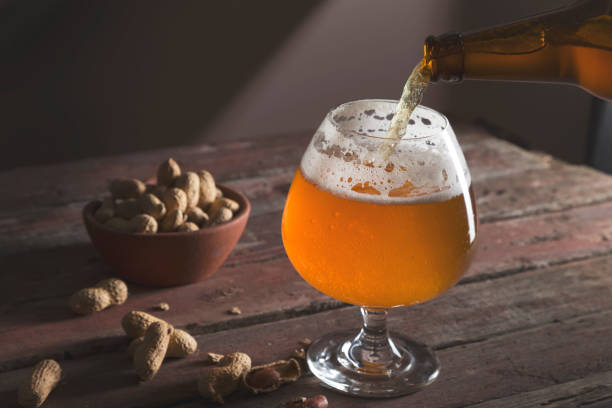 versare la birra - beer nuts foto e immagini stock