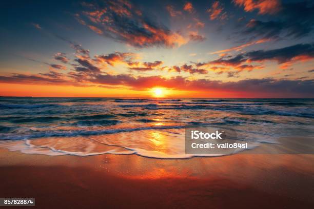 Amanecer En La Playa Y Cloudscape Hermoso Sobre El Mar Foto de stock y más banco de imágenes de Puesta de sol