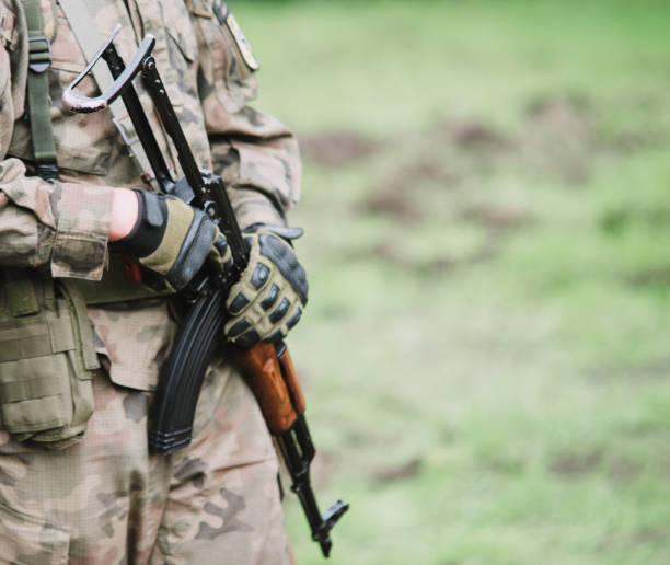 close-up em soldado com metralhadora - foto de acervo