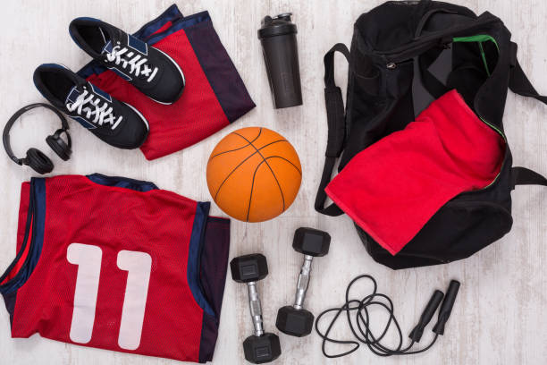баскетболист снаряжение фон сверху - basketball basketball player shoe sports clothing стоковые фото и изображения