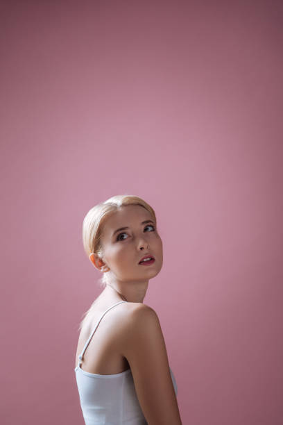 sfrustrowany model pozujący w aparacie - vertical studio shot indoors pink zdjęcia i obrazy z banku zdjęć