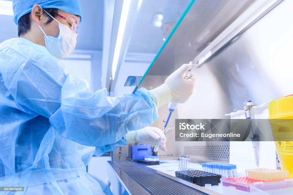 El científico experimentó en el laboratorio - Foto de stock de Biotecnología libre de derechos