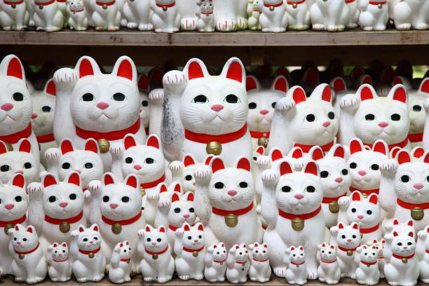 toneladas de pequeñas muñecas de "el gato hace señas" conocido como maneki neko en gotokuji en tokio, japón. - distrito de setagaya fotografías e imágenes de stock