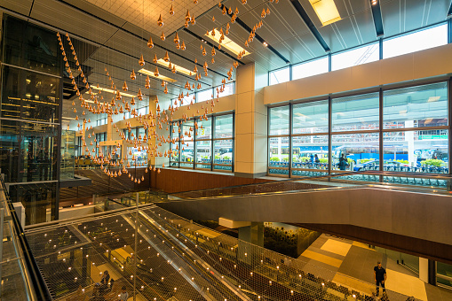 Singapore: Kinetic Rain Sculpture at Changi Aiport Departure and Hall. Kinetic Rain is the icon of the revamped Departure Check-in HallSingapore: Kinetic Rain Sculpture at Changi Aiport Departure and Hall. Kinetic Rain is the icon of the revamped Departure Check-in Hall